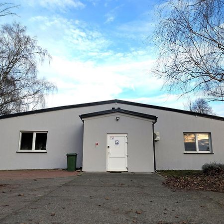 Auberge de jeunesse Baraczek Lotnisko Leszno à Leszno  Extérieur photo