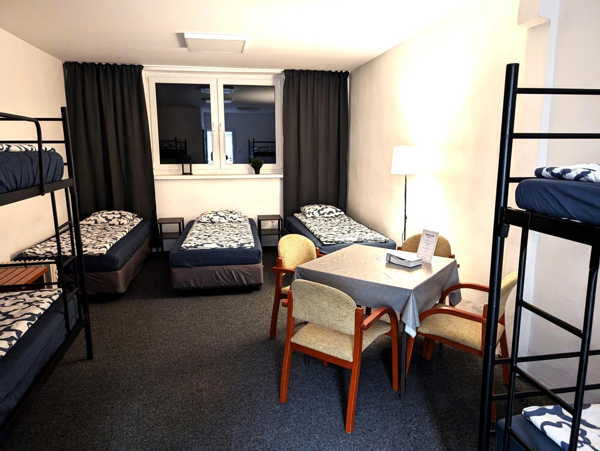 Auberge de jeunesse Baraczek Lotnisko Leszno à Leszno  Extérieur photo
