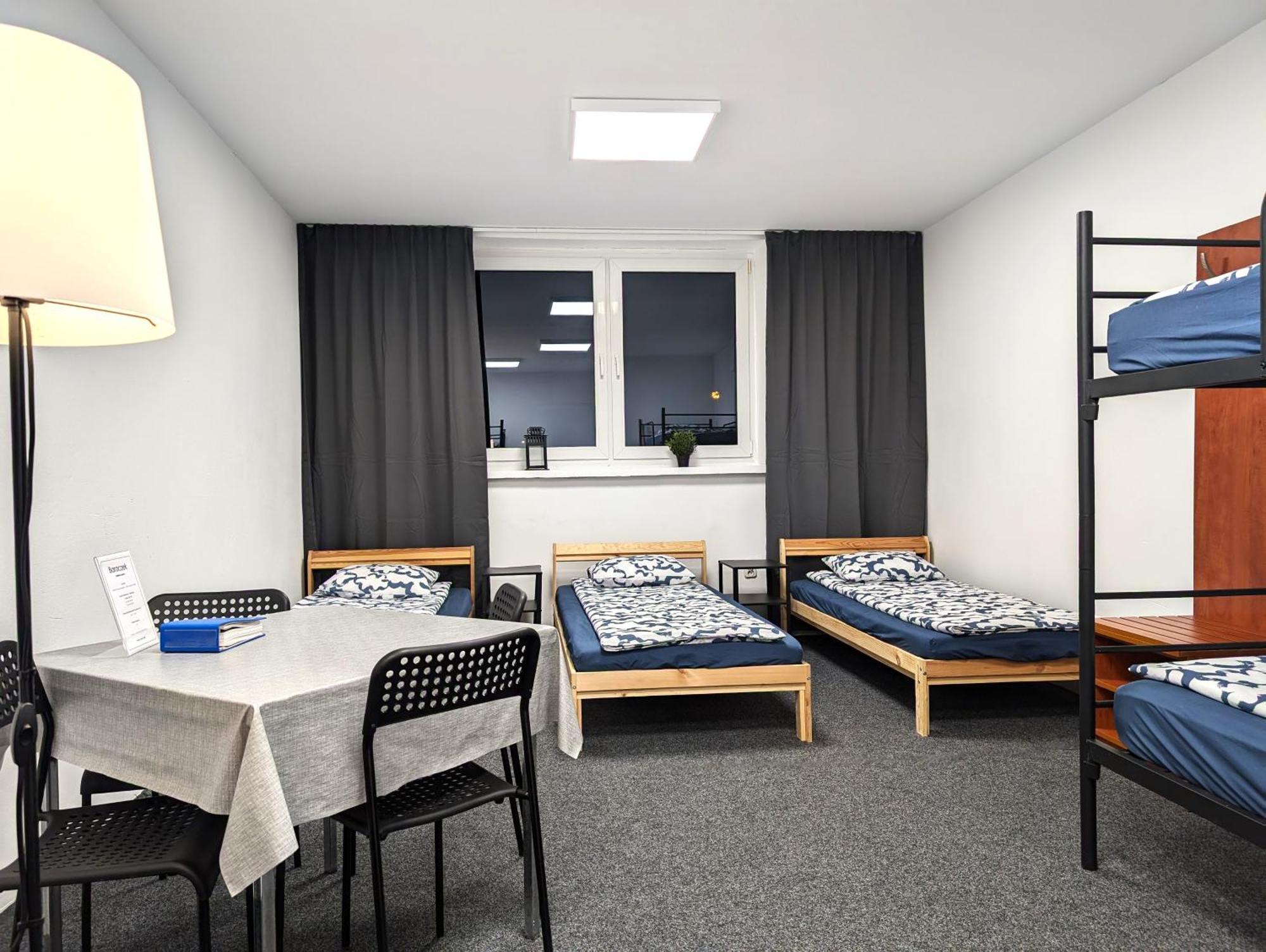 Auberge de jeunesse Baraczek Lotnisko Leszno à Leszno  Extérieur photo