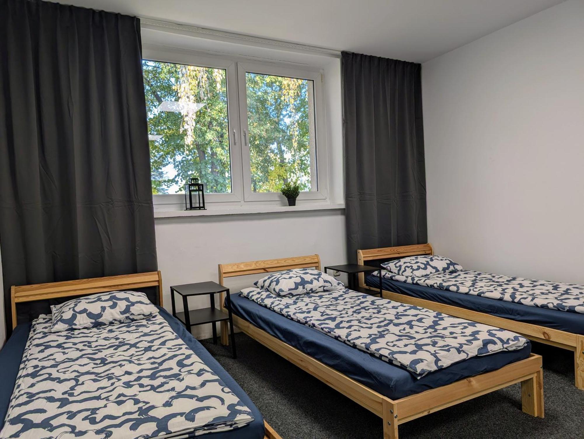Auberge de jeunesse Baraczek Lotnisko Leszno à Leszno  Extérieur photo
